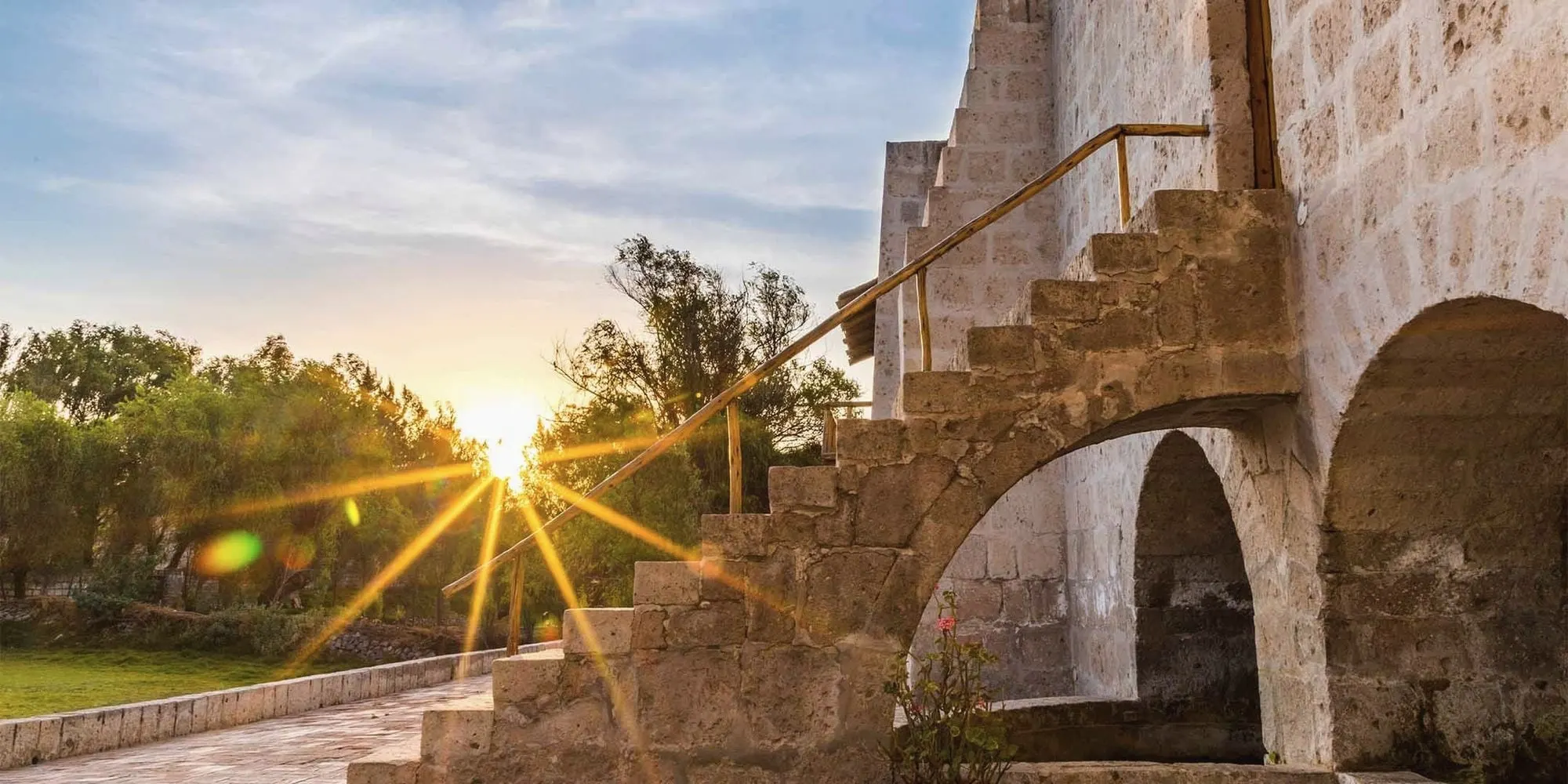 Escalinata de sillar al atardecer