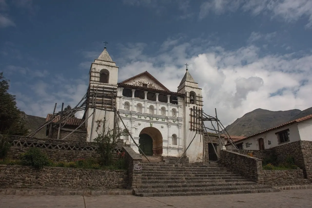 Iglesia colonial en un pueblo del Colca