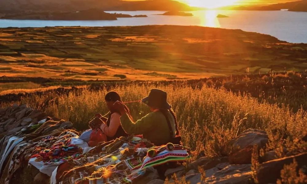 Atardecer en el altiplano con mantas andinas