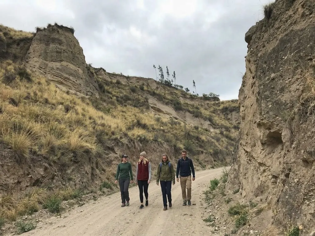 Grupo caminando por un sendero de montaña