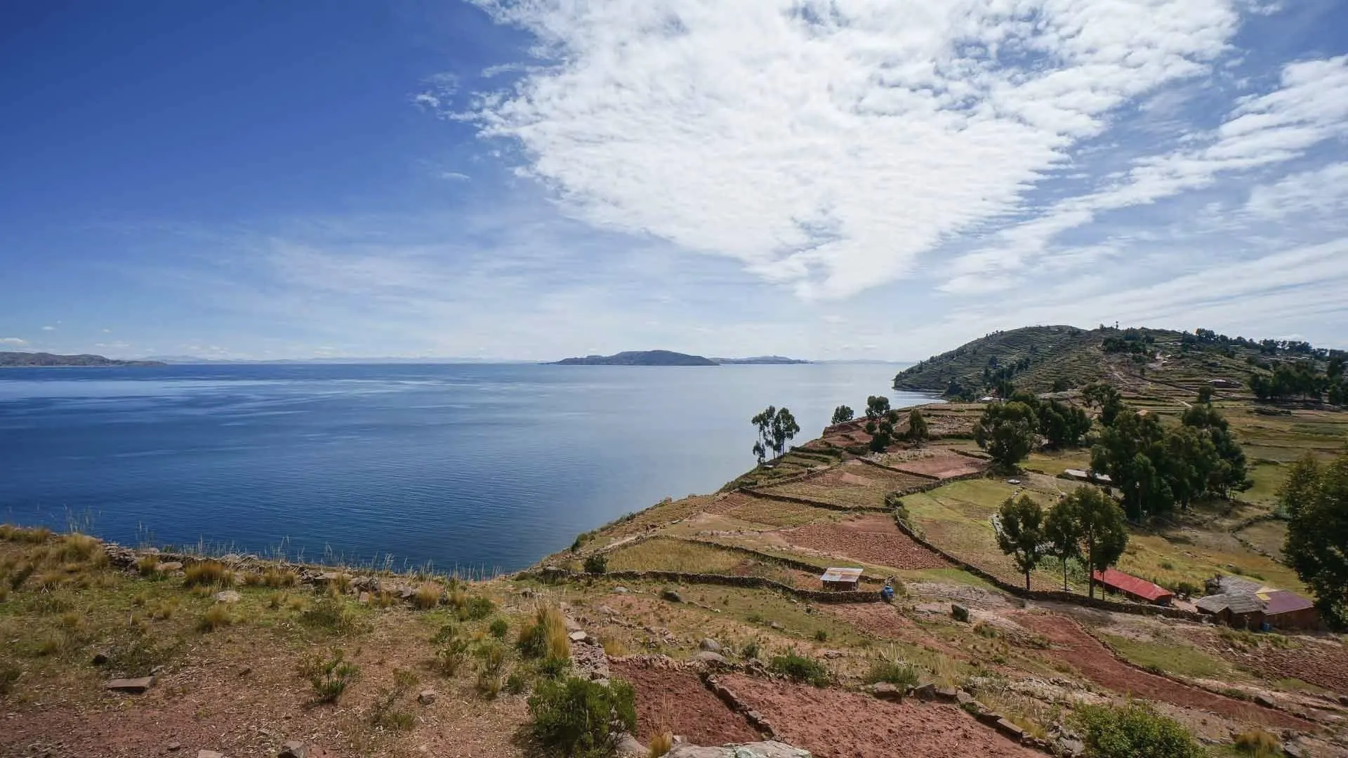Vista del lago Titicaca desde la orilla