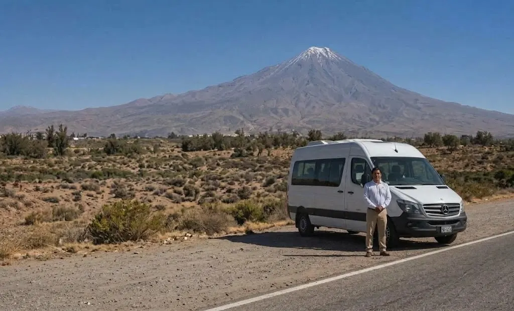 Conductor de Suyo Tours junto a una Sprinter frente al Misti