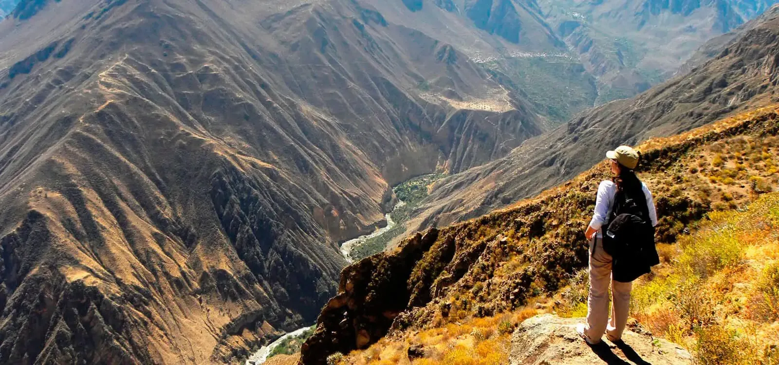 Viajera frente al Cañón del Colca