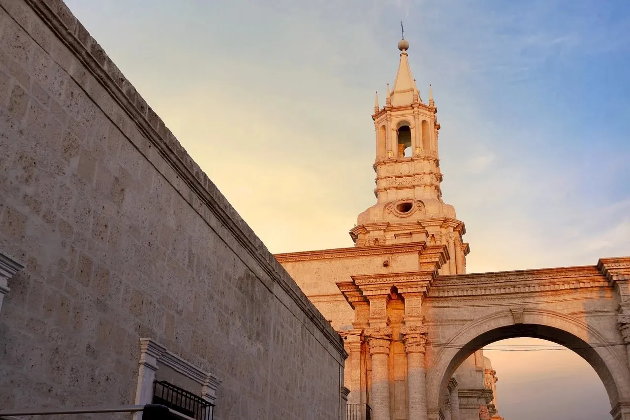 Torre de la Catedral de Arequipa al atardecer