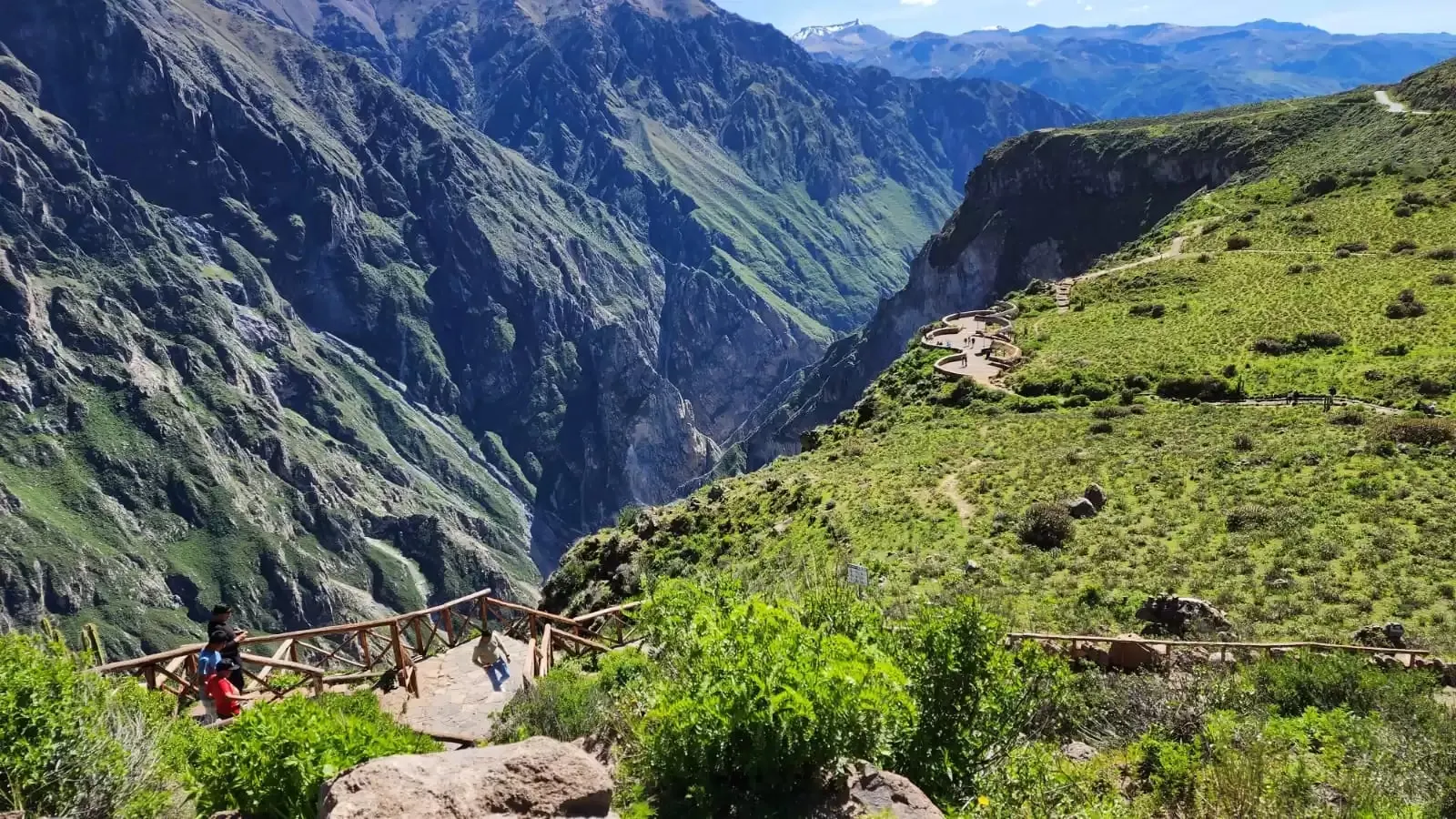Sendero sobre el Cañón del Colca