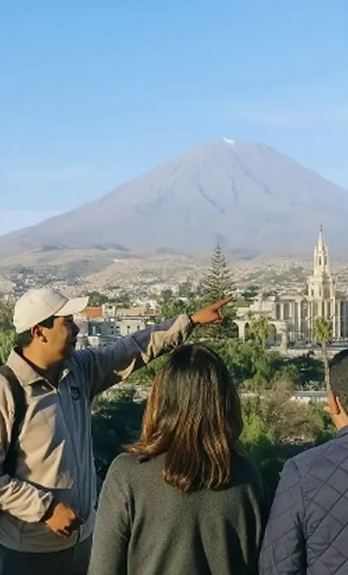 Guía de Suyo Tours explicando el paisaje de Arequipa