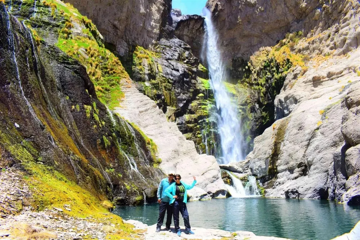 Catarata de Pillones entre roca volcánica
