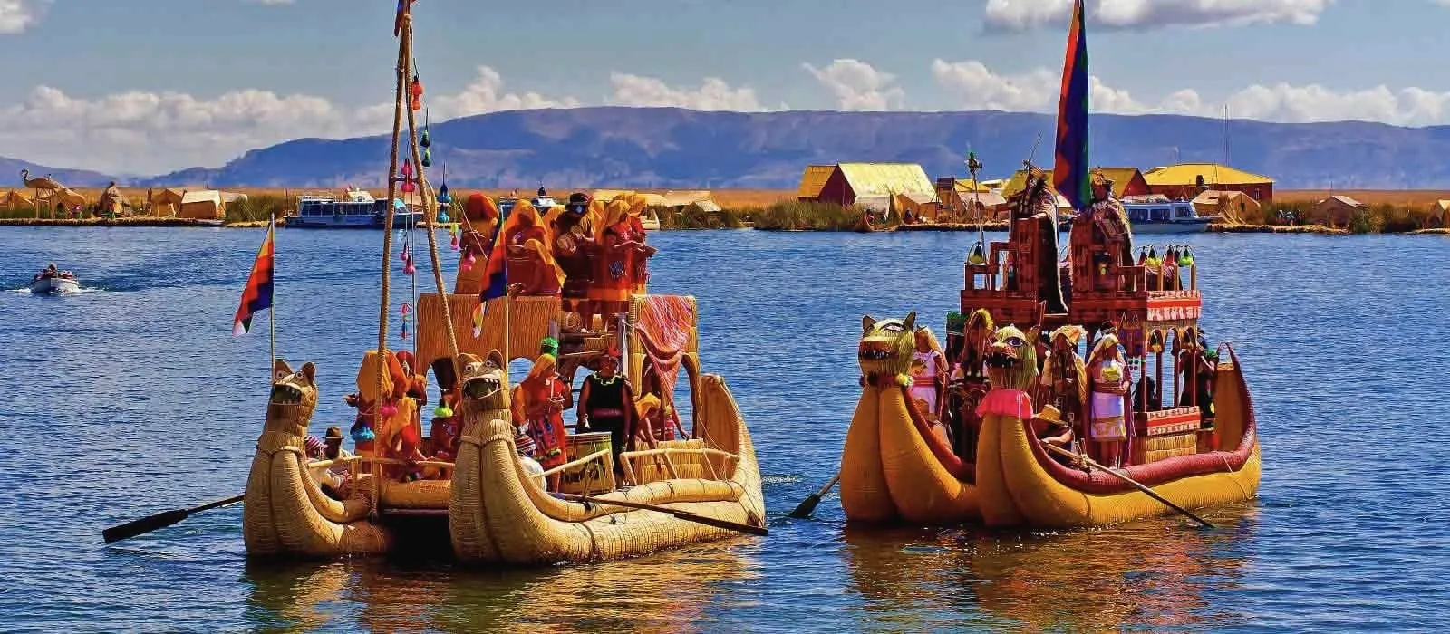 Balsas de totora en las islas de los Uros