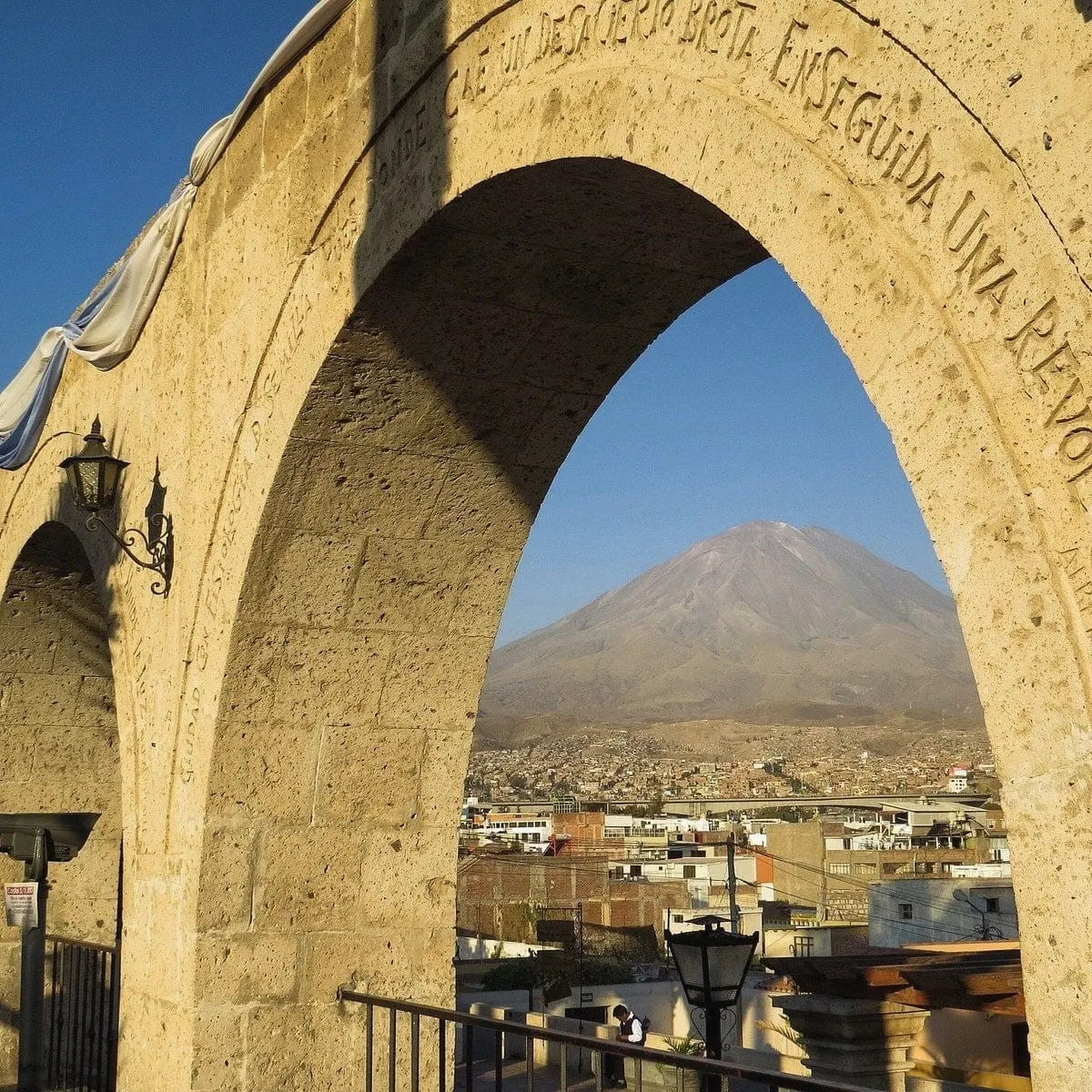 Arcos de sillar del mirador de Yanahuara con el Misti al fondo